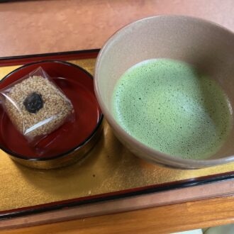 大宮八幡宮のティーラウンジ・清涼殿のへそ福餅とお抹茶