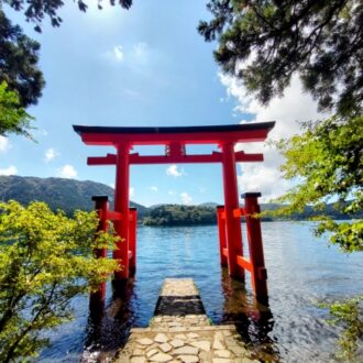 神奈川県箱根のパワースポットの芦ノ湖の神社