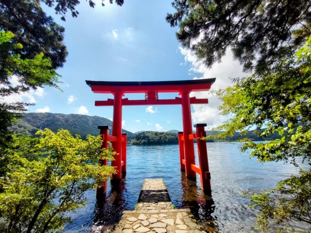 神奈川県箱根のパワースポットの芦ノ湖の神社
