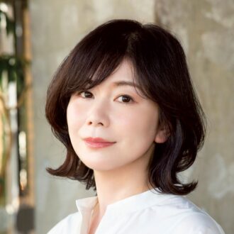 【40代ヘアスタイル】クセ毛を活かして小顔に見える！「くびれボブ」で軽やかに