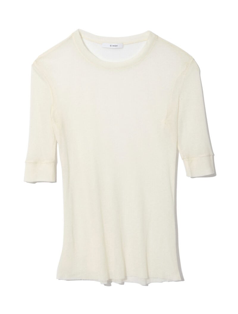 チノの白Tシャツ