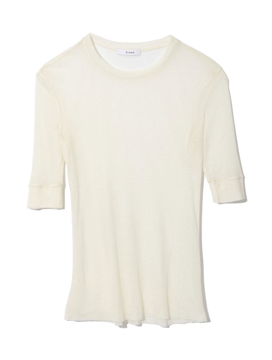 チノの白Tシャツ