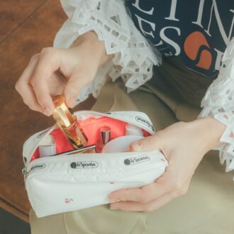 リップを立てて収納できるホルダー付きのコスメポーチ