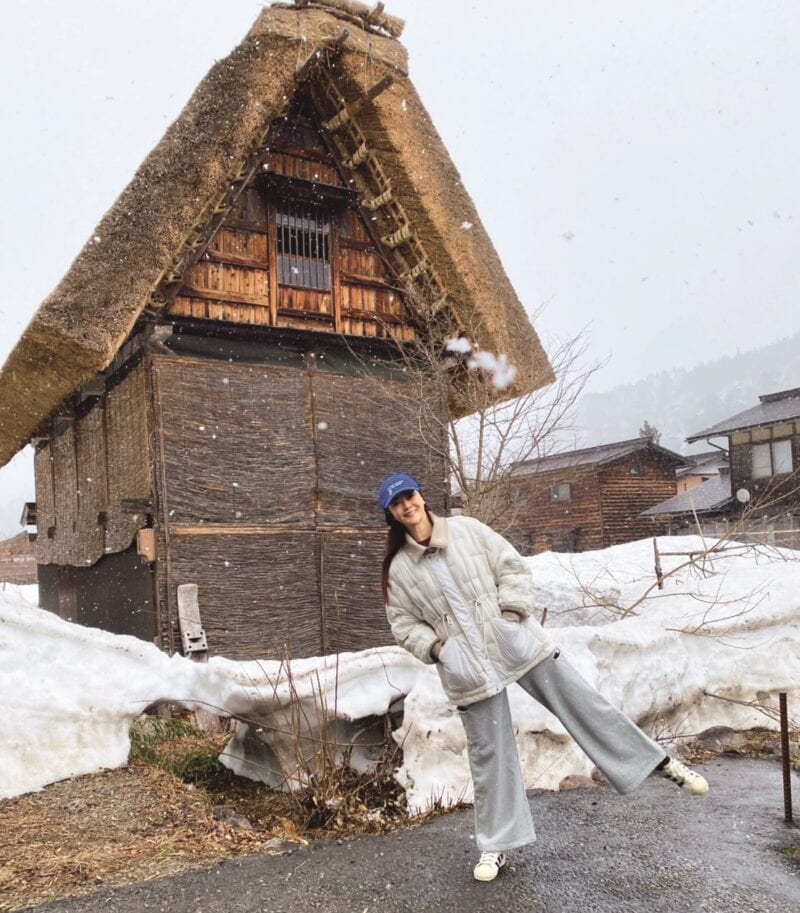 世界遺産の白川郷合掌造りの集落を訪れた観月ありささん