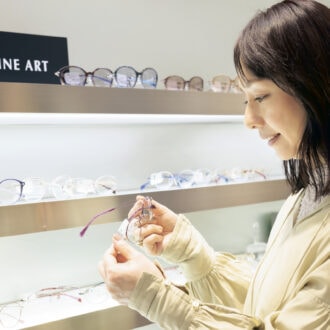 老眼鏡を選んでいる