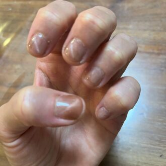 GLOW読者モデル・池田愛未さんのブラウン系セルフネイル