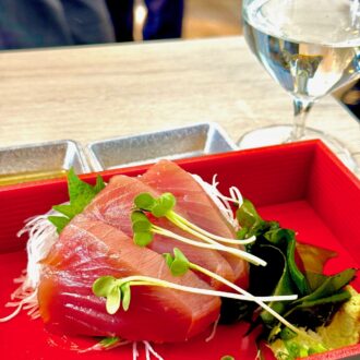 日本酒「香りレギュラー」とペアリングしたすし好のカツオ
