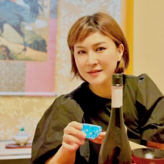 日本酒を飲んでいる落語家の三遊亭あら馬さん
