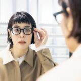 【40代の老眼】Zoffでメガネを作ったら…「コスメの文字が見える！」感動体験