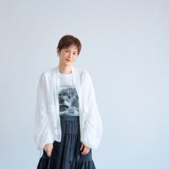 【40代おしゃれ】流行の「ティアードスカート」は黒が正解！大人はモノトーンで甘×辛に着こなそう