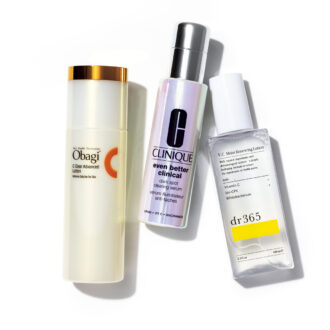 右：剥かないピーリングで毛穴レスな肌に。V.C. モイスト リニューイングローション 100mL 3960円（dr365）中央：ナイアシンアミドと2種のビタミンC配合で白玉美肌に。イーブン ベター イルミネーティング ブライト セラム 50mL 1万6940円（クリニーク）　左：ピュアビタミンCのほか3種のビタミンC配合。オバジC クリアアドバンスドローション 150ｍL 4950円（ロート製薬）