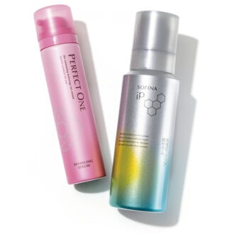 炭酸泡の美容液。ソフィーナ iP 水光ピーリング泡セラム 120g 4290 円（編集部調べ・花王）左：炭酸泡が高濃度ナイアシンアミドなどを角層深くに届ける炭酸セラム。パーフェクトワン スパークリングセラム 50g 4950円 （新日本製薬）