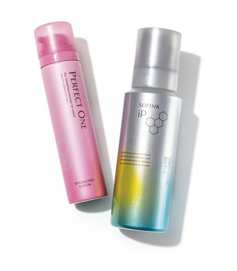 炭酸泡の美容液。ソフィーナ iP 水光ピーリング泡セラム 120g 4290 円（編集部調べ・花王）左：炭酸泡が高濃度ナイアシンアミドなどを角層深くに届ける炭酸セラム。パーフェクトワン スパークリングセラム 50g 4950円 （新日本製薬）