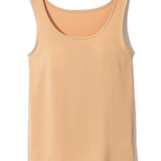 繊維内部に冷感結晶体を練り込んだ糸を使用。冷やしサラサラインナー タンクトップ1650円（アツギ）