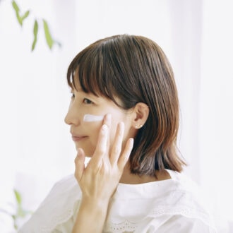 【40代美容】汗をかくほど「冷感アップ‼」の日焼け止めなど……つめた～く”崩れない”夏のベースメイク9選！