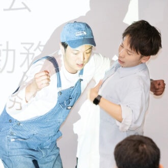 車椅子移乗を実演する大矢さん