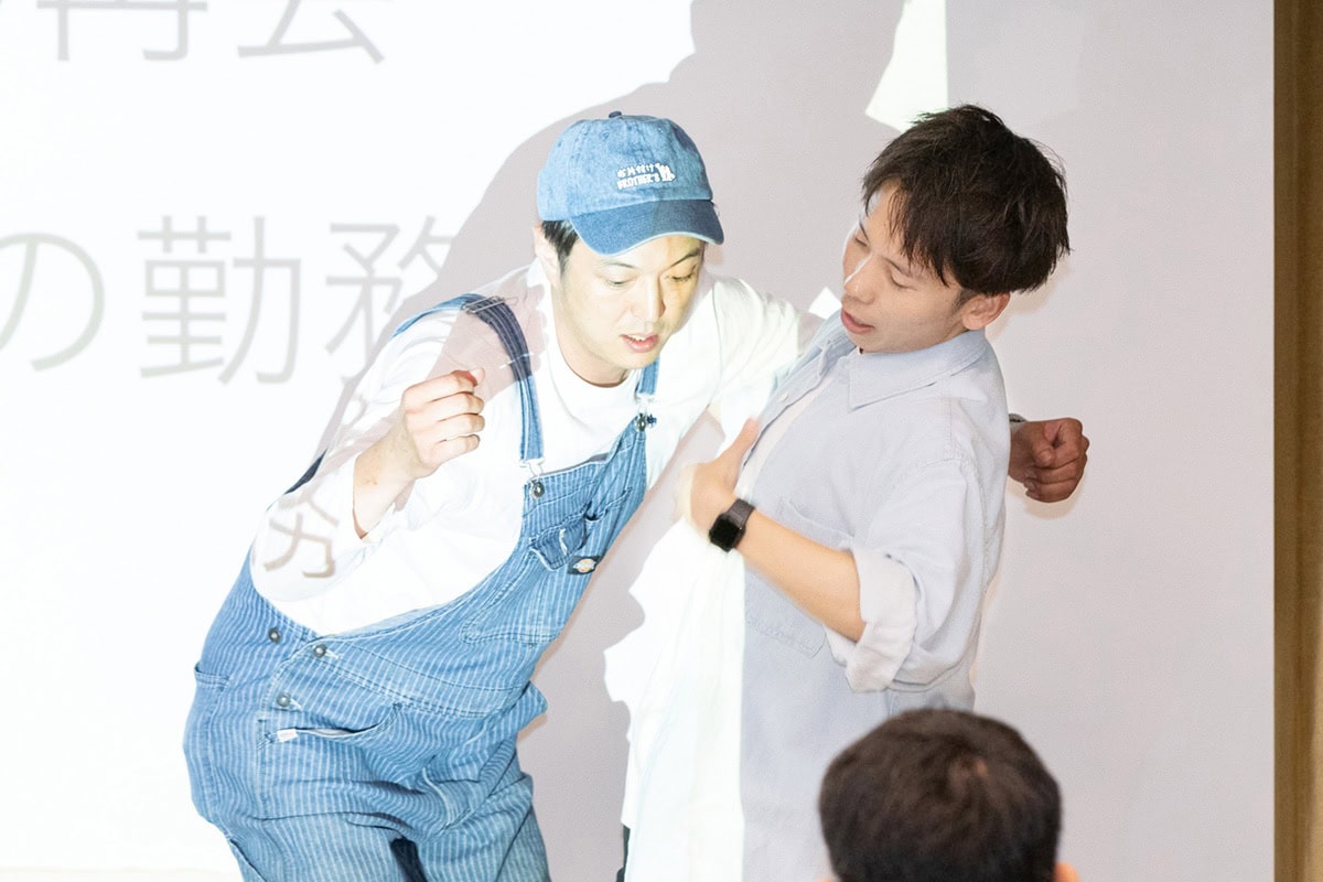 車椅子移乗を実演する大矢さん