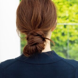 ロングヘアのゆるっとお団子ヘア