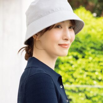 ロングヘアでつくるゆるっとお団子ヘア。バゲットハットにぴったり