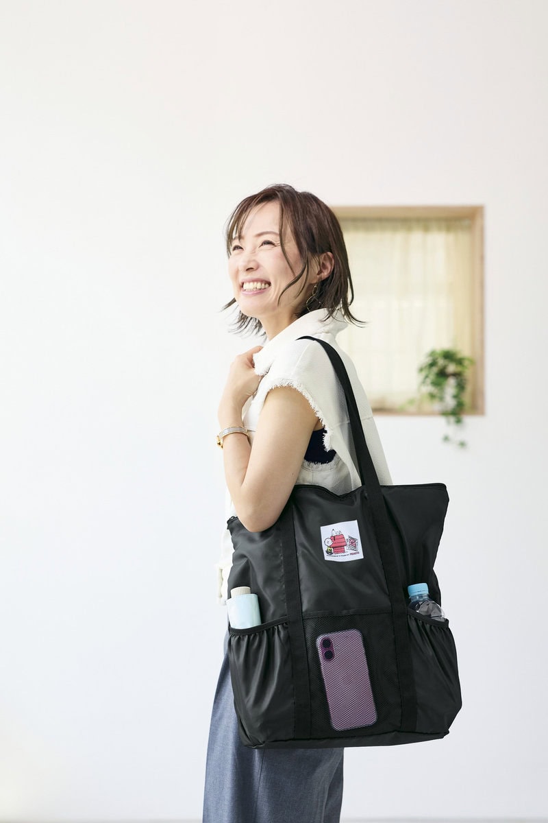 スヌーピー保冷機能付き軽量BIGトート。長めのショルダーで肩掛けラクラク。