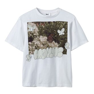 .グラフィティ風のイラストやロゴとボタニカルな 写真の組み合わせがポップ。1万9800円（ムジィーク）