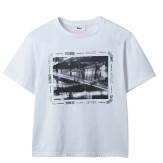 シャルル ドゴール空港の写真を使ったエッジィなグラフィッ ク。1万9800円（ムジィーク）