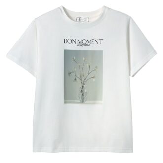 ソフトな色合いの花のフォトプリントが上品。3498円（ロペピクニック／ジュンカスタマーセンター）