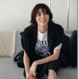 【40代ファッション】アートを胸に！ 大人におすすめ「洒落た白フォトTシャツ」
6選