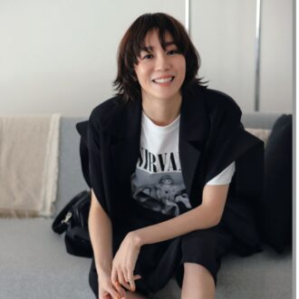 【40代ファッション】アートを胸に！ 大人におすすめ「洒落た白フォトTシャツ」
6選