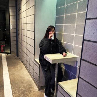 渋谷の複合施設『道玄坂道通』を楽しむ観月ありささん