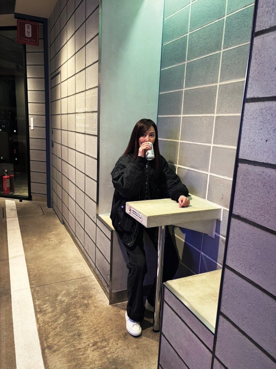 渋谷の複合施設『道玄坂道通』を楽しむ観月ありささん