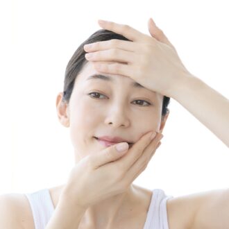 美白化粧品の塗り方.“軽く押して”“離す”をゆっくりと行う。手の面を左右に動かさず、軽く押し込むことが重要。