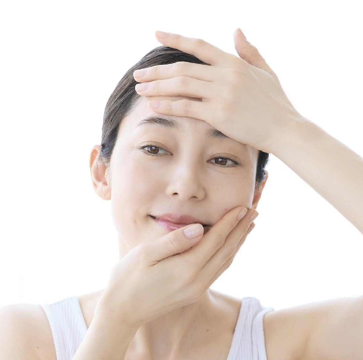 美白化粧品の塗り方.“軽く押して”“離す”をゆっくりと行う。手の面を左右に動かさず、軽く押し込むことが重要。