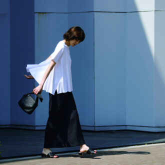 流れるようなドレープが優美なTシャツのフォルムを主役に。Tシャツ1万4960円（23区／オンワード樫山）　