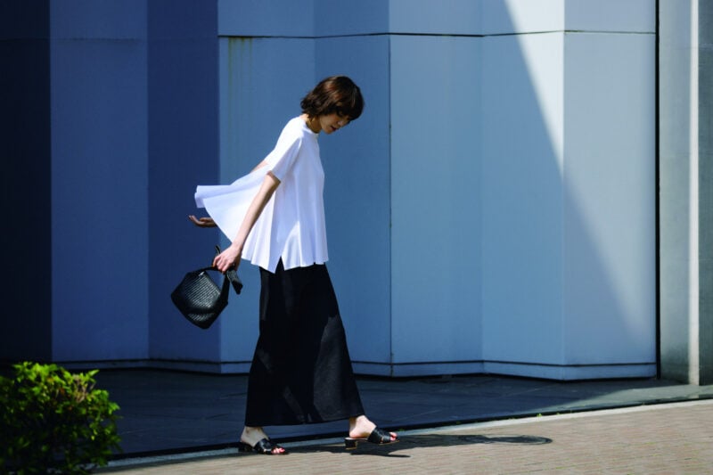 流れるようなドレープが優美なTシャツのフォルムを主役に。Tシャツ1万4960円（23区／オンワード樫山）　
