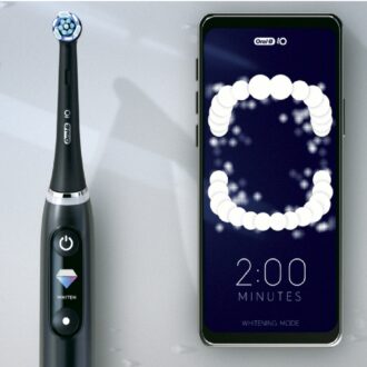 奥歯や歯茎のキワまで歯垢除去でき、歯茎ケアやホワイトニングモードも。オーラルB iO8 4万3780円〈編集部調べ〉（Oral-B by Braun）