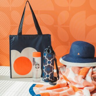 自社サイトでは即完売！ モダンな花柄のオーラ・カイリーの保冷付録、買うなら急いで！