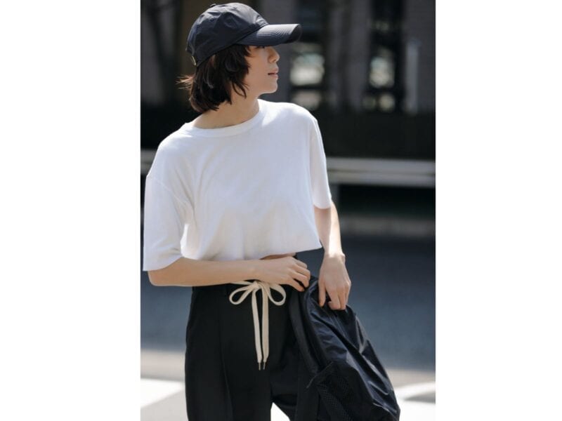 短丈Tシャツ×パンツのコーデ