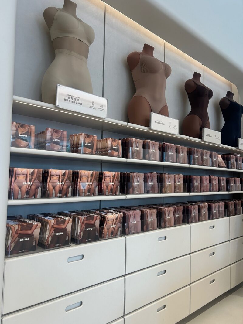 今年の4月、サンセットストリートにオープンした『SKIMS』の旗艦店。アンダーウエアが豊富