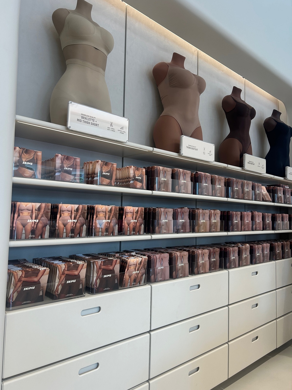 今年の4月、サンセットストリートにオープンした『SKIMS』の旗艦店。アンダーウエアが豊富