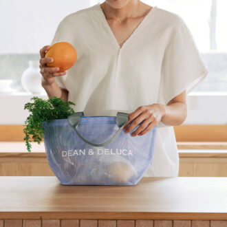 DEAN & DELUCA2025年夏限定のメッシュトートバッグは、ライラックカラー。Sサイズ ￥3,300（税込）