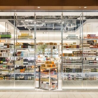 DEAN & DELUCA。日本国内では、マーケットストア19 店舗、カフェ27 店舗、ワインを取り扱うスペシャルティストア1 店舗を展開。
