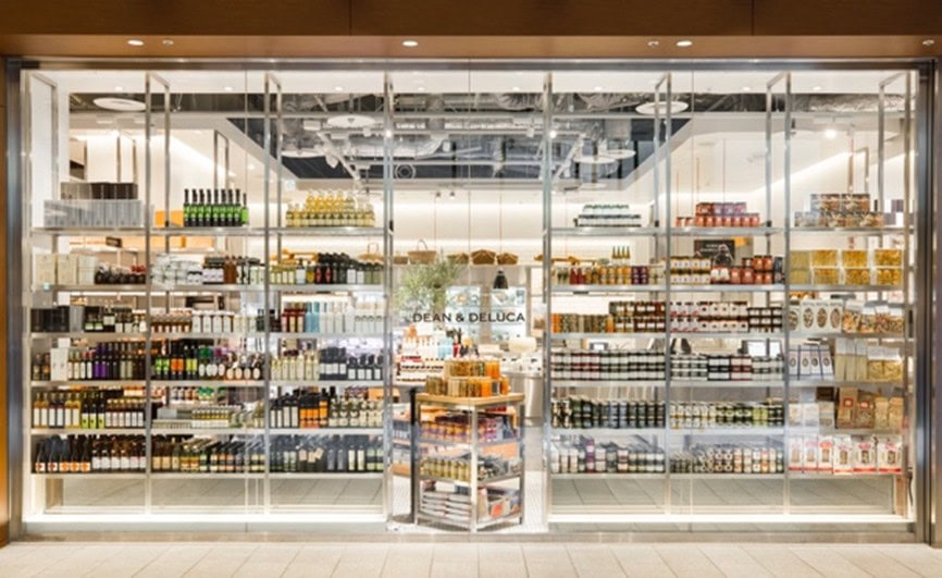 DEAN & DELUCA。日本国内では、マーケットストア19 店舗、カフェ27 店舗、ワインを取り扱うスペシャルティストア1 店舗を展開。
