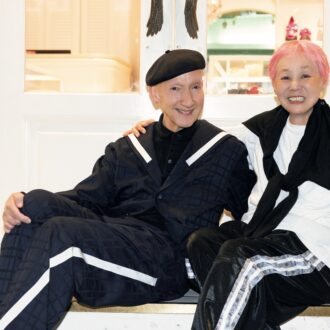 故ダイアナ妃も顧客だった、帽子デザイナー”スティーブン・ジョーンズ”×MILK大川ひとみ対談、1980年代のロンドンをプレイバック！