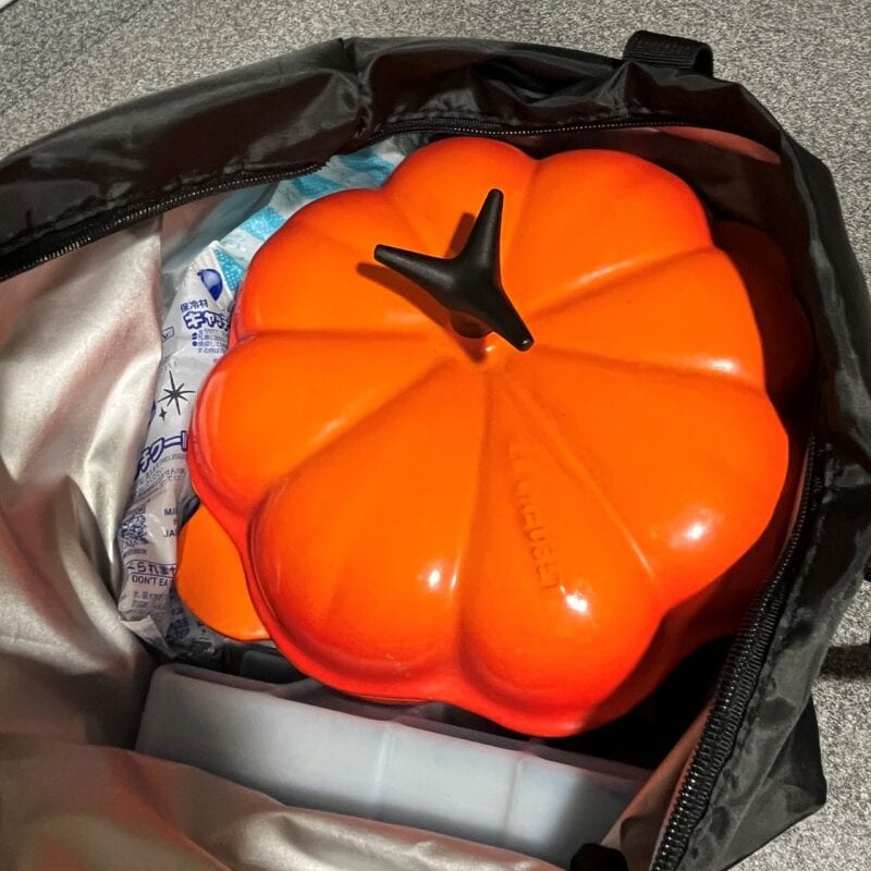 鍋を丸ごと入れて、周りには保冷剤を