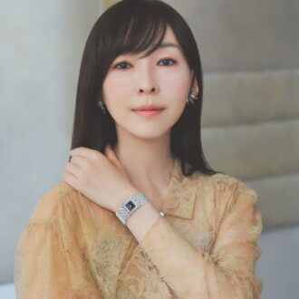 麻生久美子さんが身に着けるクラシック マンシェット