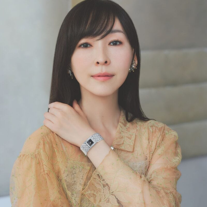 麻生久美子さんが身に着けるクラシック マンシェット