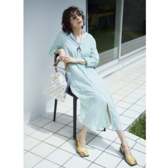 ワンピース5万3900円（フランク＆アイリーン／リトルリーグ インク）　サングラス2万3100円（ザ ベッドフォード ホテル／キングスター）　バッグ1万6500円（ピモンテ）　シューズ2万2000円（オゥバニスター／アバハウスインターナショナル オンラインストア）　ネックレス2万9700円（アダワットトゥアレグ／ザ エディット ストア）　ピアス3850円（デイジールイス／ロードス）