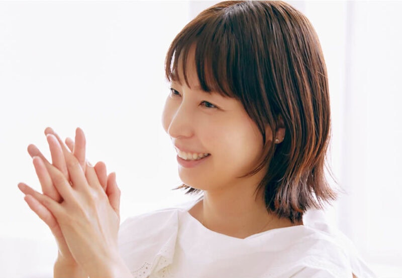 ヘアバームを指の間にもなじませて