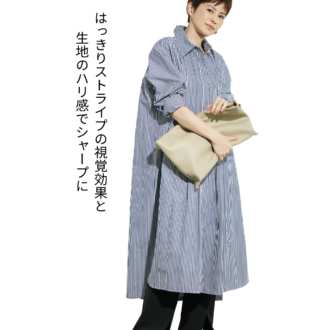 地厚なコットンのシャツワンピは、ボディラインを拾わずすっきり。ワンピース3万7400円（アンタイトル）